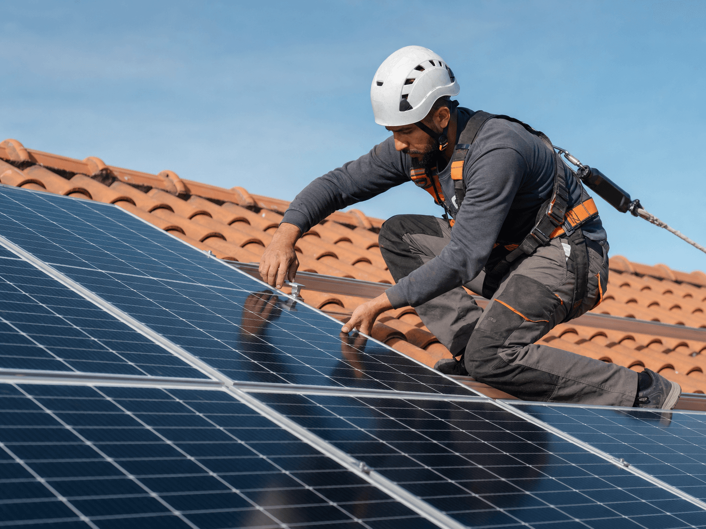 Équipe UNI MEGAWATT sur une installation solaire